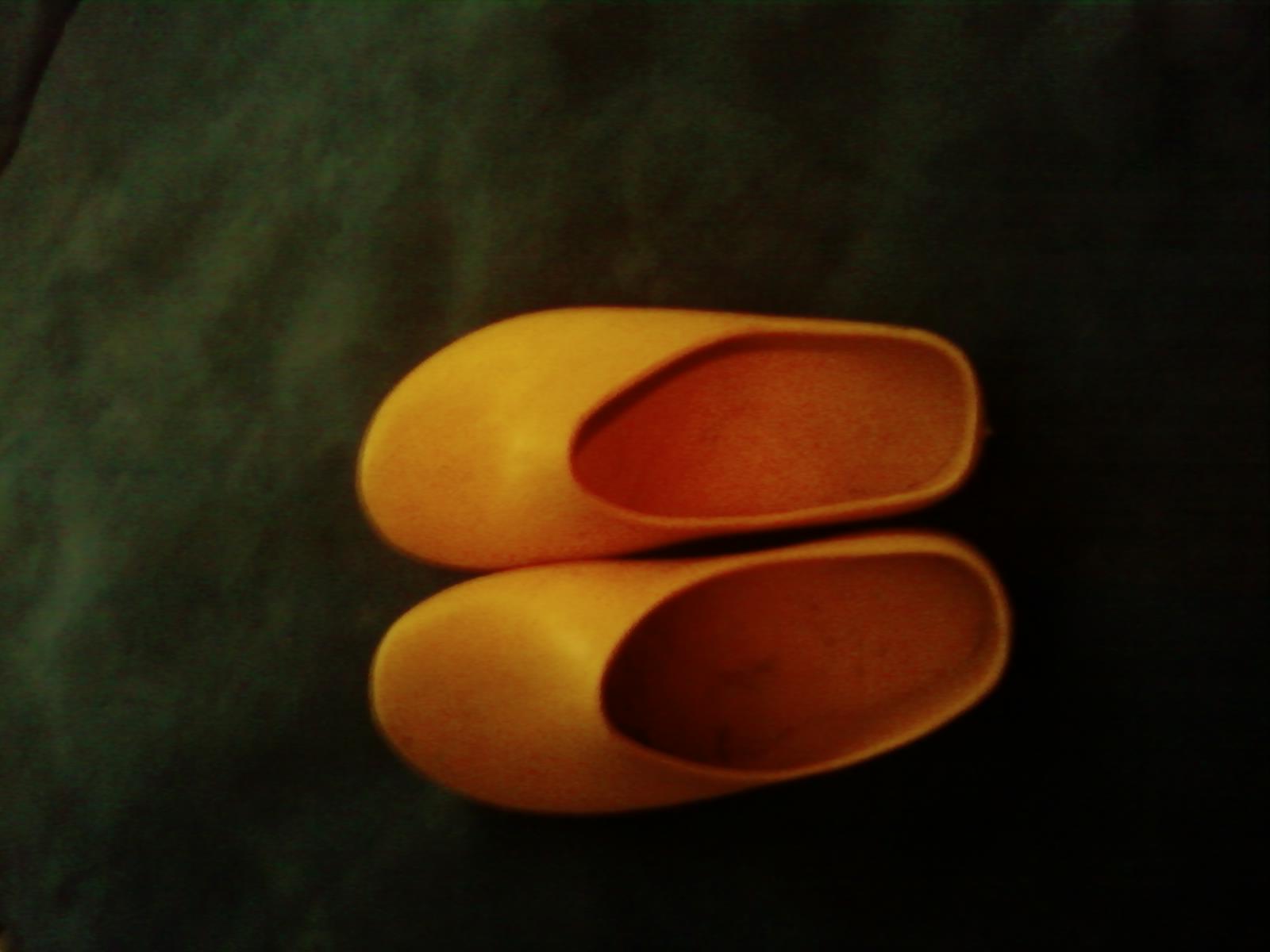 Yellow garden shoes- size 8.5