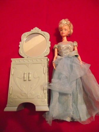 Talking Cinderella Doll with Mirror/Dressor