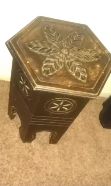 ANTIQUE LOOK END TABLE