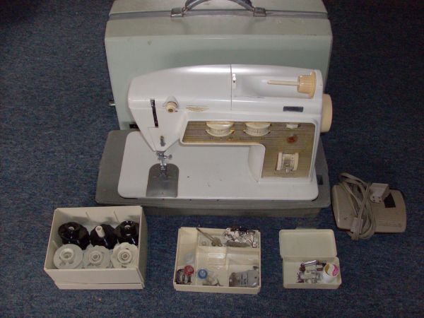 VINTAGE SINGER TOUCH & SEW DELUXE ZIG ZAG SEWING MACHINE