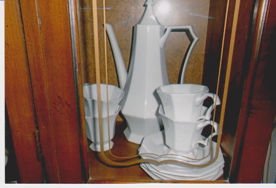 Ironstone coffee/tea pot w/4 cups & 4 saucers