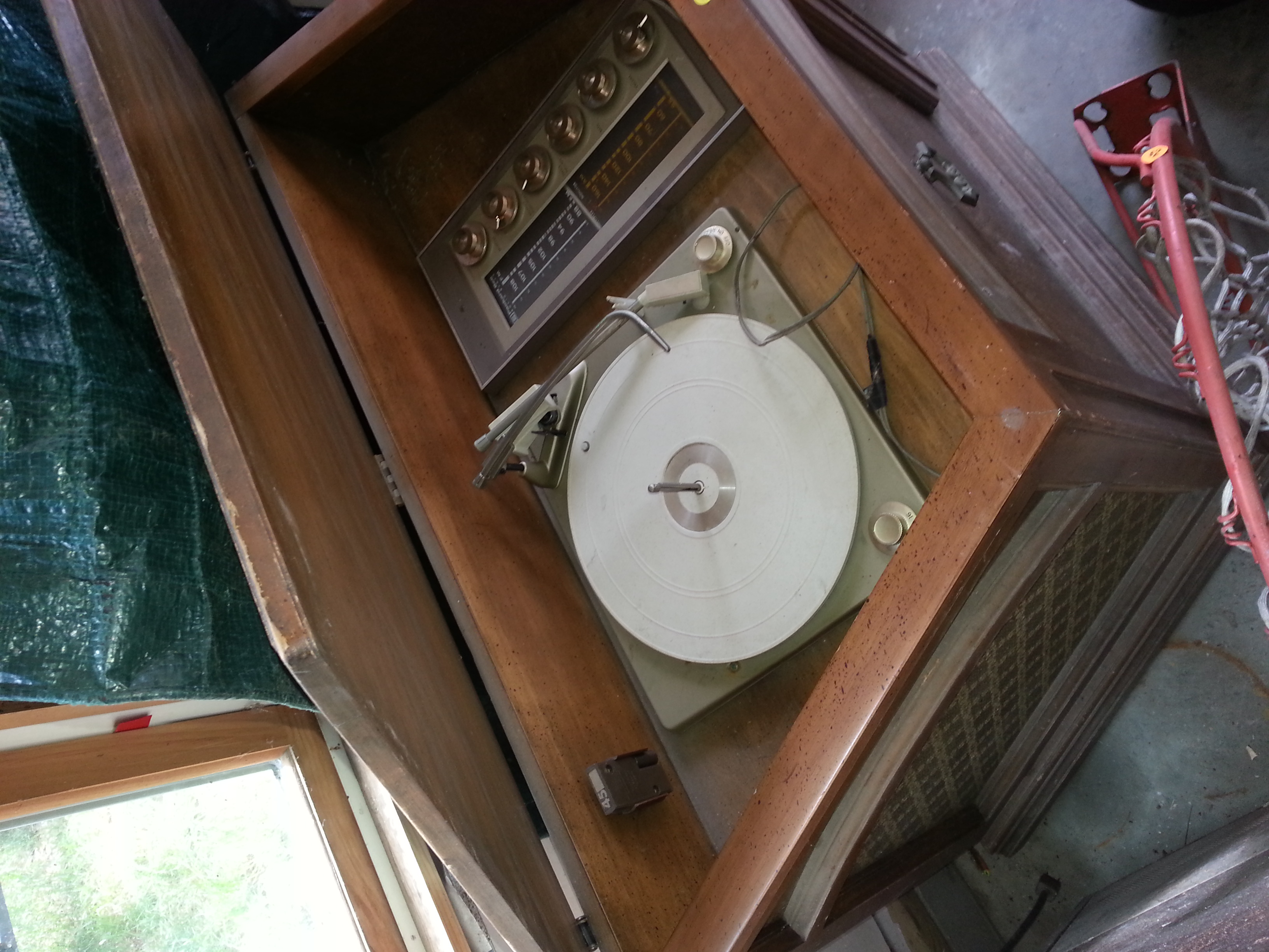 Antique cabinet radio. Unsure of year.
