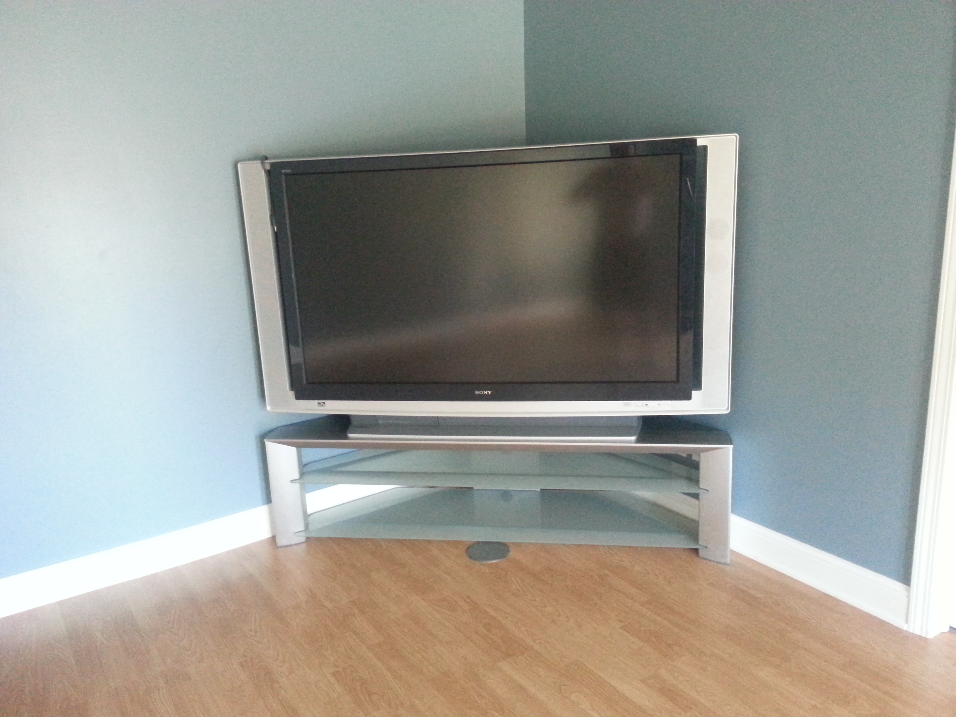2005 Sony SXRD 60\" Projection TV with Stand