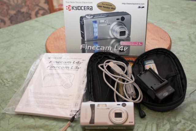 Digital Camera - Finecam L4v