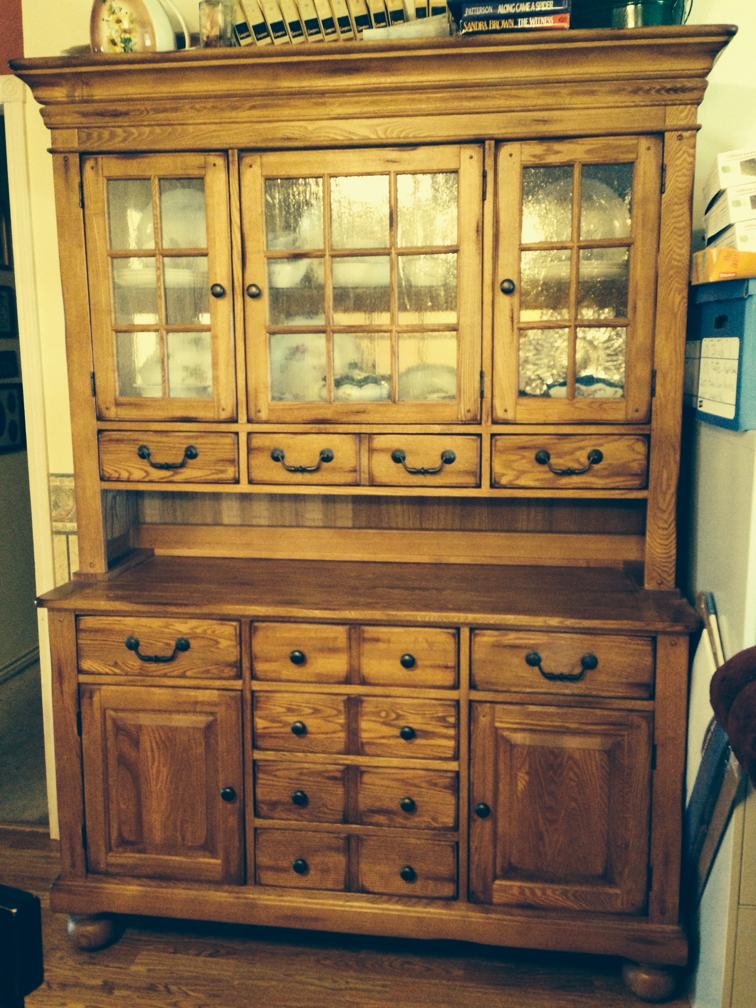 SOLID OAK BUFFET/HUTCH WITH LIGHTED CABINET