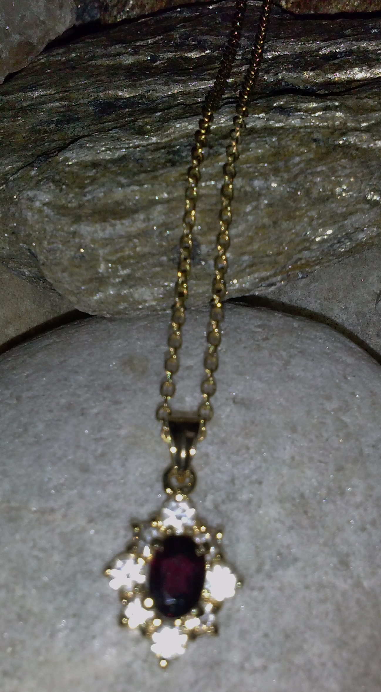 gold tone vintage chain with pendant