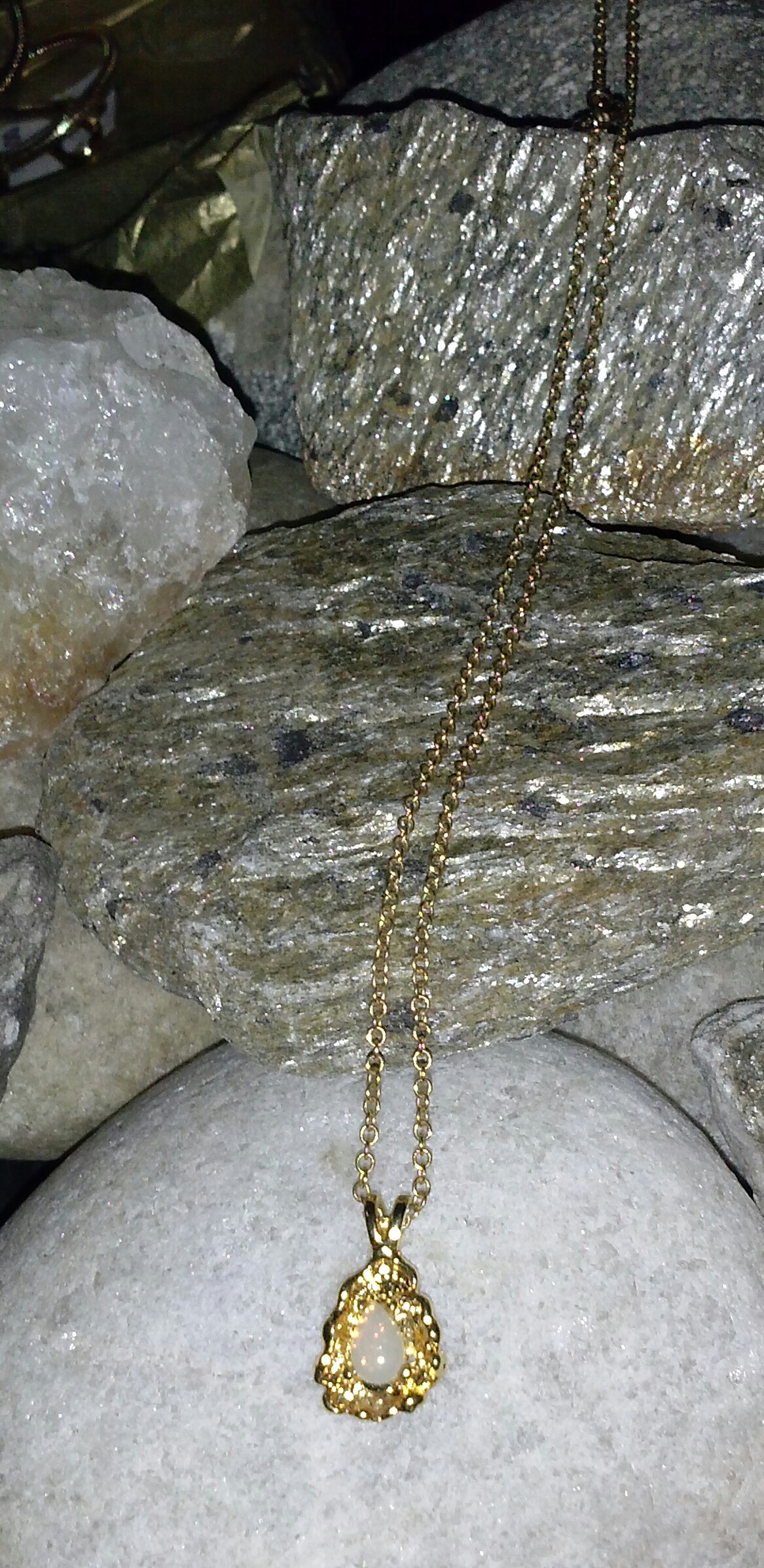 Adorable gold tone chain with beautiful charm/pendant