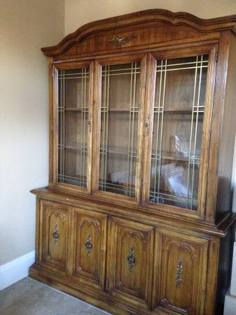 solid wood dining room table(6 chairs)with matching china cabinet