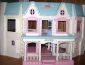 Little girl\'s doll houses
