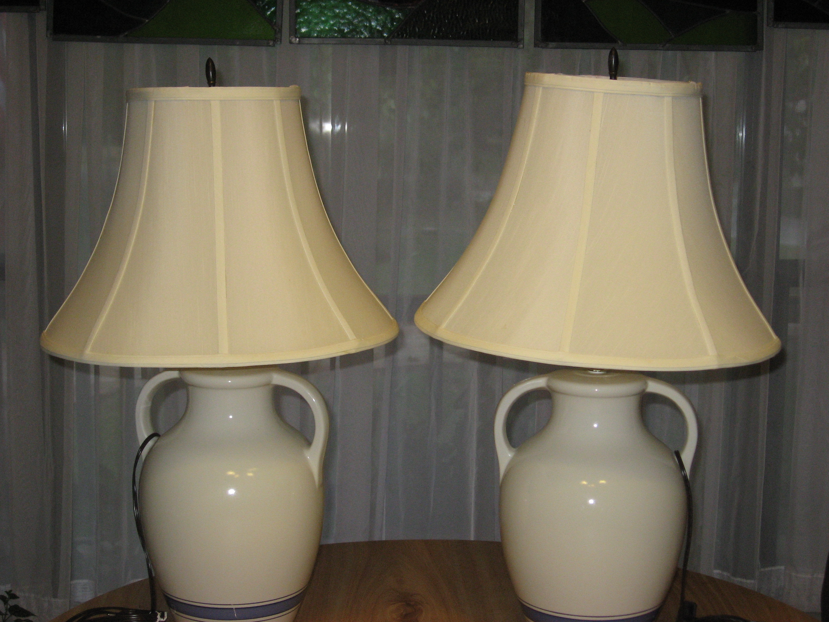 2 matching ceramic lamps