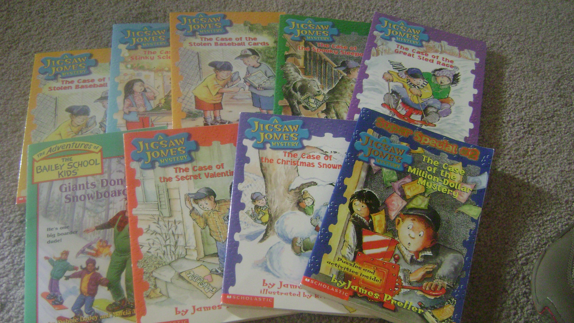 8 Jigsaw Jones mysteries (children\'s books-school age)