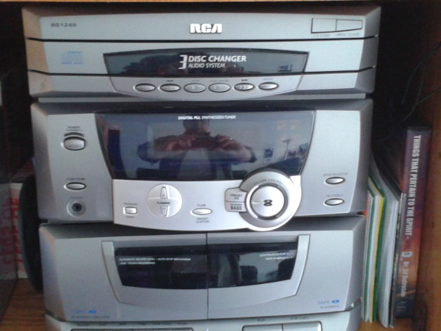 RCA 3 DISC CD CHANGER, AM//FM STEREO W/ DUAL CASSETTE PLAYER AND