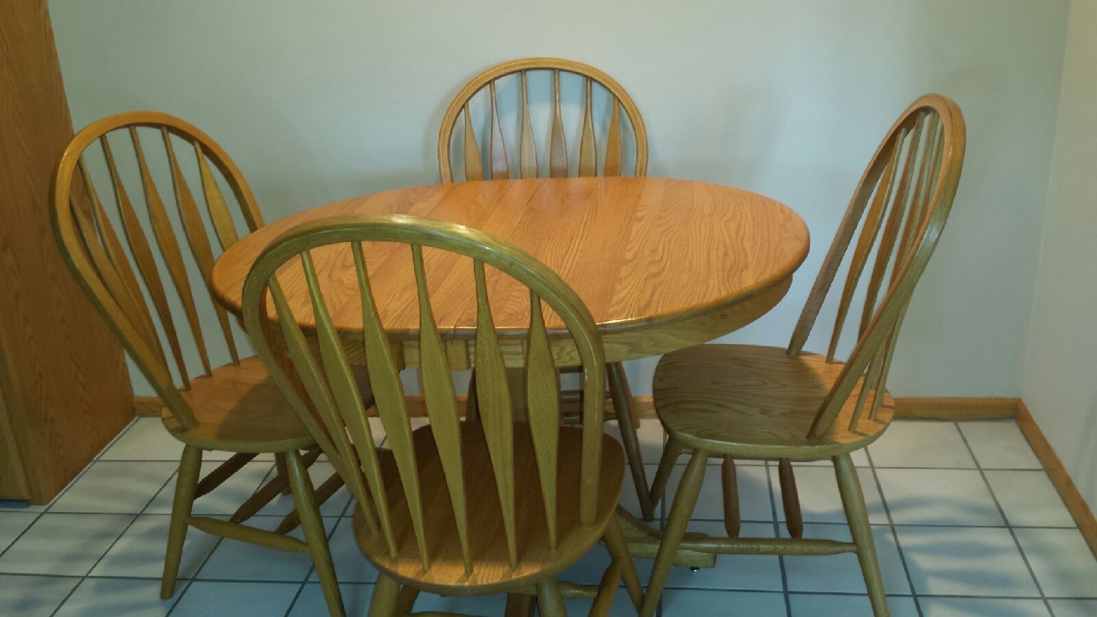 Kitchen solid  oak table with 5 chairs and one leaf