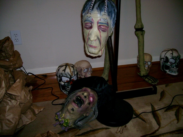 Halloween Hanging Head Props  (2) Realistic