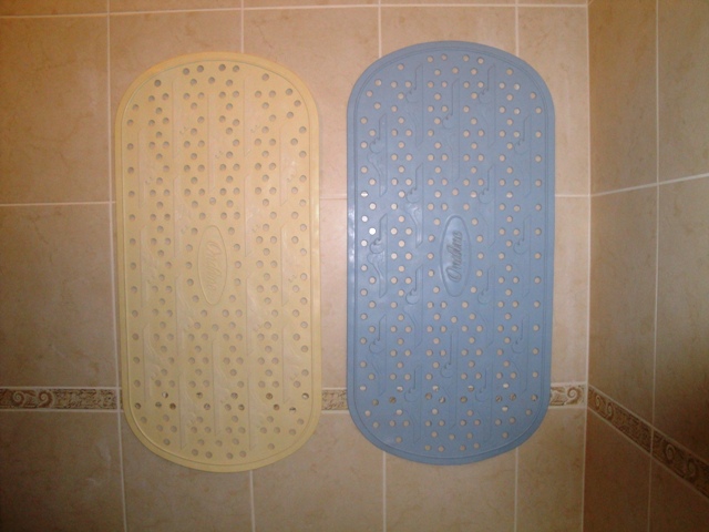 Rubber No-Slip Bath Mat with Suction Cups (2 available)