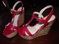 Report brand red wedges