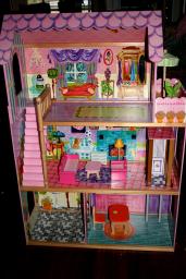 Doll House 3 story with working elevator