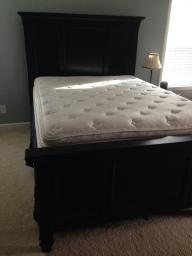 Queen bed w/pillow top mattress & box spring